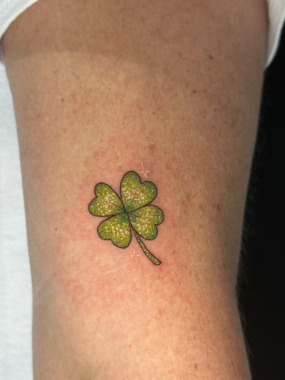 Tatuagem delicada feminina — DC Tattoo